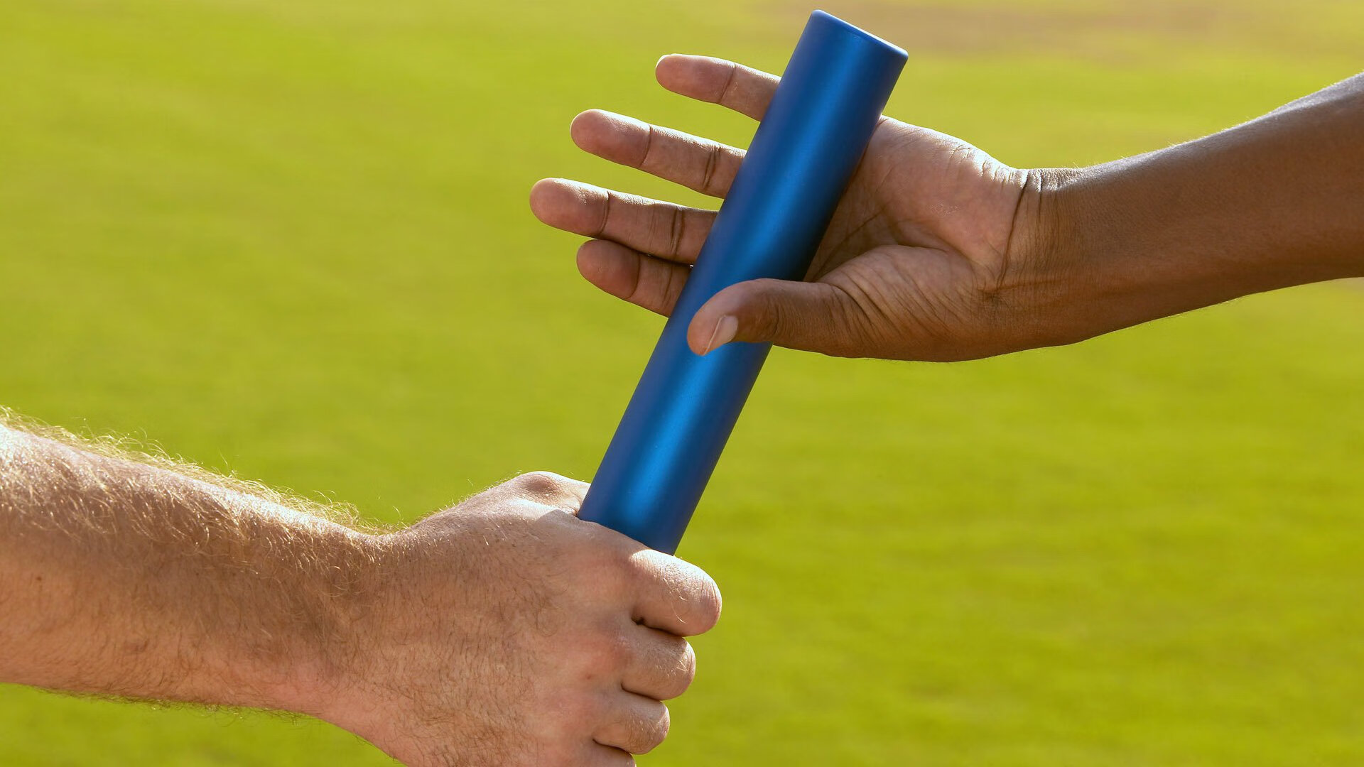 “快艇冲浪：马鞍山赛场上演极速水上飞跃”